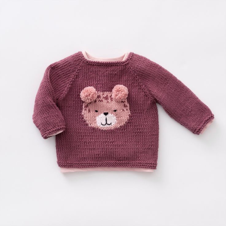 Strikkeoppskrift i Phil EcoCoton: Sjarmerende babytrøye med åpning bak og favorittbamse med pompong-ører på brystet. Strikkes i topdown-teknikk, motivet i intarsia og kanter både i rillestrikk og I-cord. Fra Phildar. Cardigan Bebe, I Cord, Sweaters, Coton Bio, Ajouter, Couture, Disney, Products, Fashion