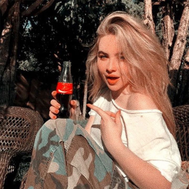 ೃೀ ¡ ICONS ! ೃ✧ - sabrina carpenter - Página 2 - Wattpad Girl Photo Poses, Girl Photography Poses, Girl Pictures, Girl Photos, Foto Twitter, Sabrina Carpenter Outfits, Girl Meets World, Photo Profil, Girl Icons