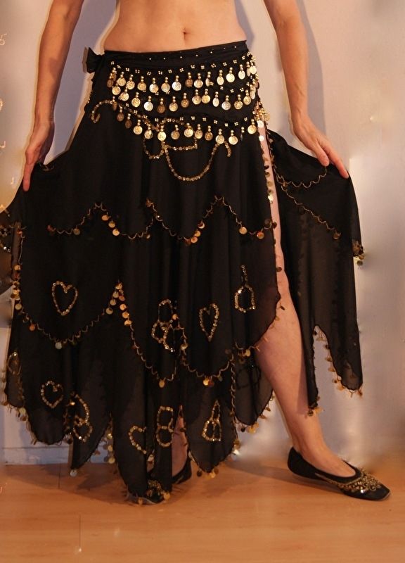 3 lagen rok ZWART met gouden kralen, pailletten en plastic muntjes versiering met grote split + bijpassende muntjes heupgordel - 3-layer skirt BLACK chiffon GOLD decorated with beads and sequins + matching coin-hipbelt Hippie Chic, Boho Chic, Belly Dance Costumes, Diy Costumes, Beauty Dress, Katy, Flower Power, Boho Fashion, Layering