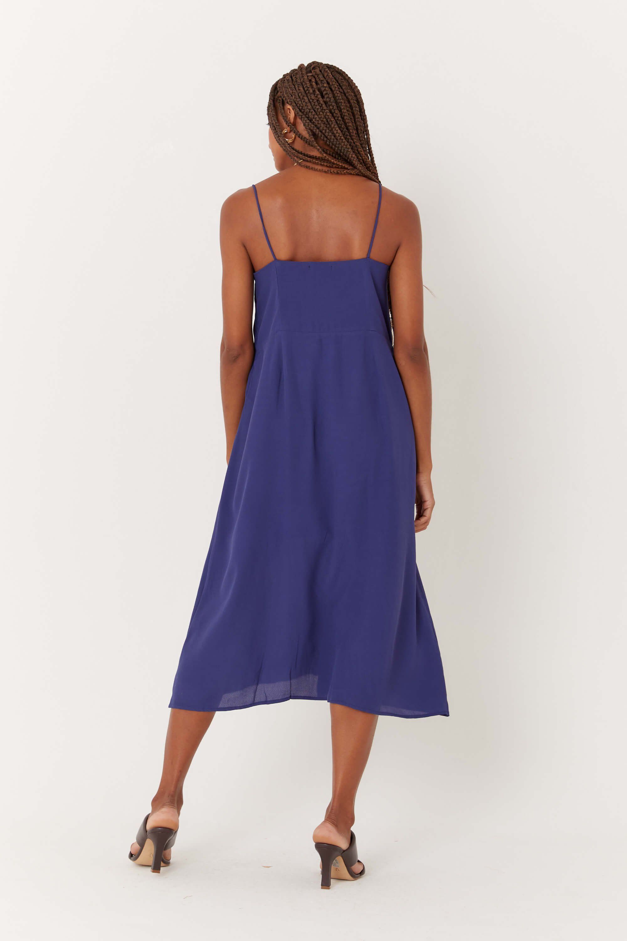 Vestido midi com pregas frontais e recorte quadrado no busto. Alças rolotés e fecho por zíper lateral. Delicado e perfeito para diversas ocasiões.
DETALHES
Modelo usa tamanho P
COMPOSIÇÃO E CUIDADOS
Composição: 100% viscose
Siga as instruções de lavagem indicadas na etiqueta de composição.
As peças feitas de tecidos naturais e/ou viscose podem ter encolhimento de até 3% após a lavagem.
O encolhimento parcial ou total pode por vezes ser revertido/ reduzido através da passadoria da peça Ideias Fashion, Backless Dress, Midi, Summer Dresses, Products, Tejidos, Templates, Cut Outs, Summer Sundresses