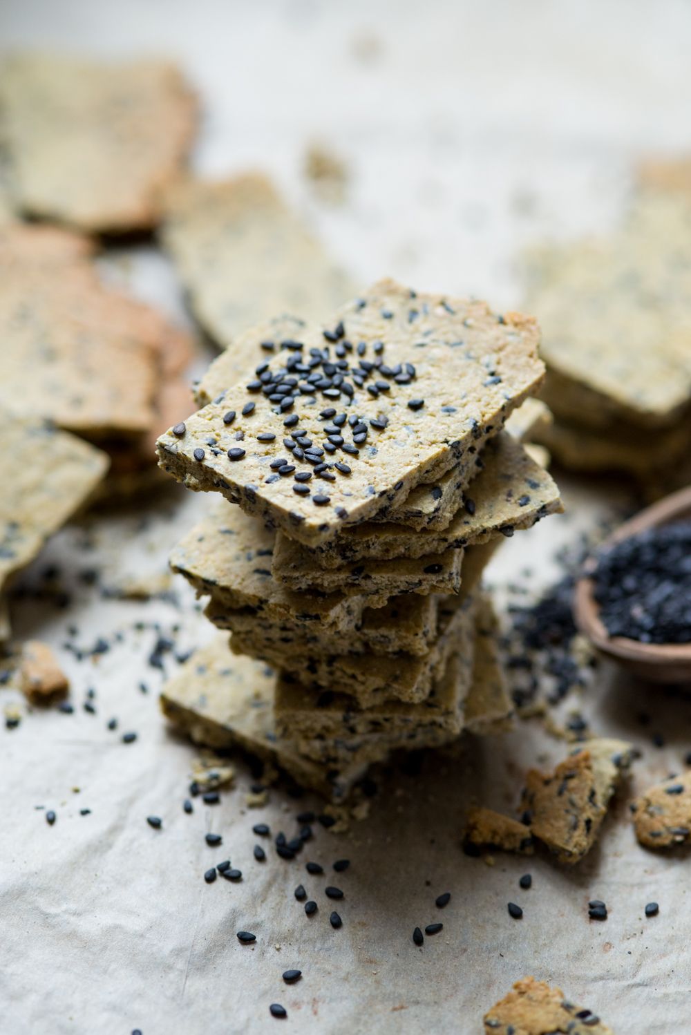 Hummus-Kräcker mit Kreuzkümmel und schwarzem Sesam | Hummus in Kräcker-Form.