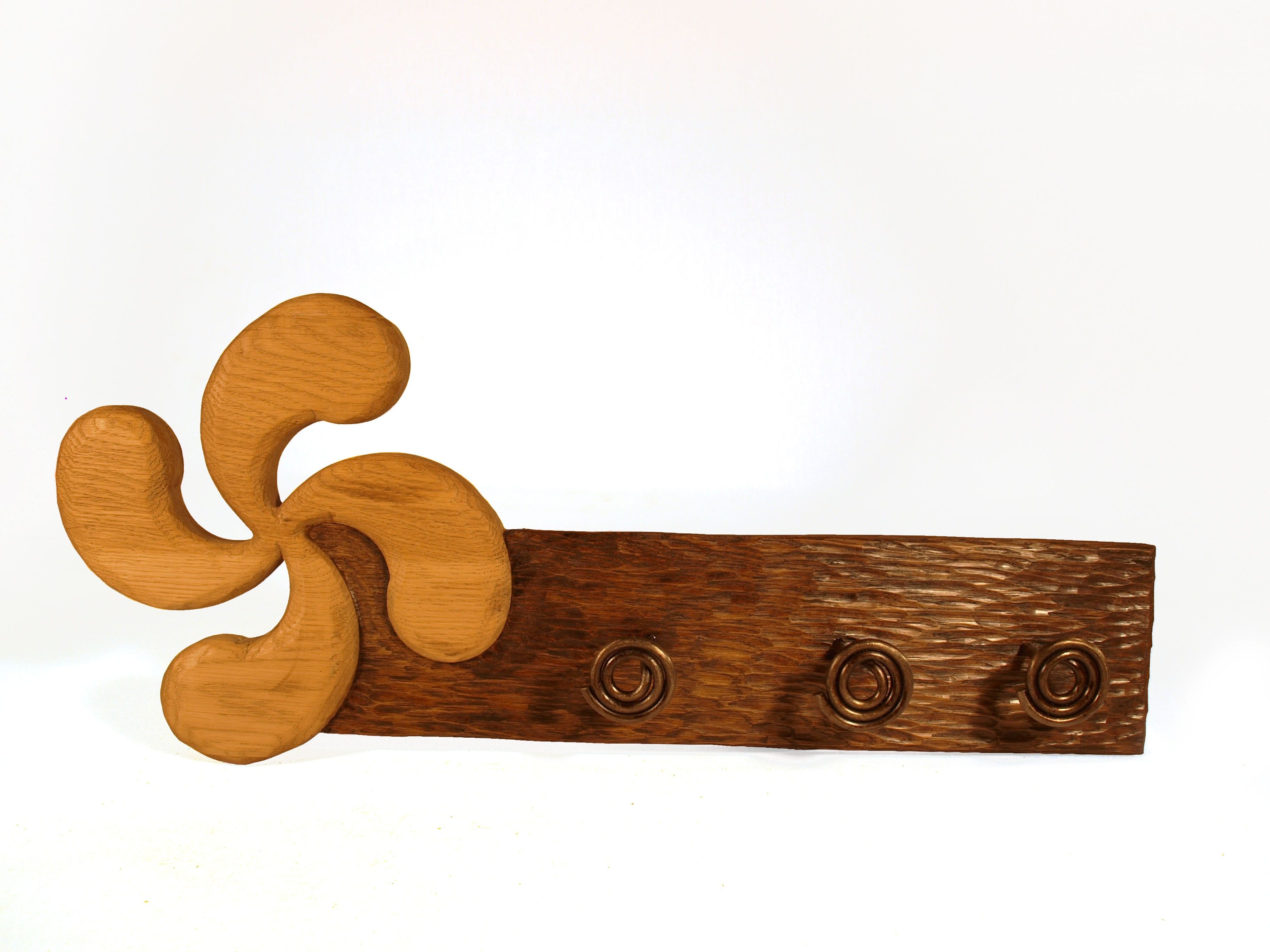 Perchero con lauburu tallado en madera de roble en altorrelieve, tratado con betún judaico a dos tonos con tres perchas de hierro artesanales. Dimensiones:60×25cm.aprox. Woodworking, Symbols, Handmade, Ideas, Wooden Coat Rack, World Crafts, Coat Hooks, Oak Tree, Iron