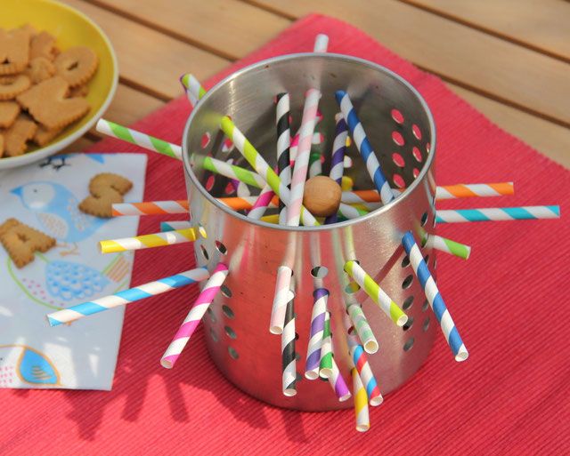 IKEA Besteckständer wird zum Geschicklichkeitsspiel - Limmaland Art Activities For Toddlers, Games For Kids, Diy For Kids, Crafts For Kids, Kids Birthday Party, Kids Party, Diy Games, Montessori Materials, Toddler Preschool