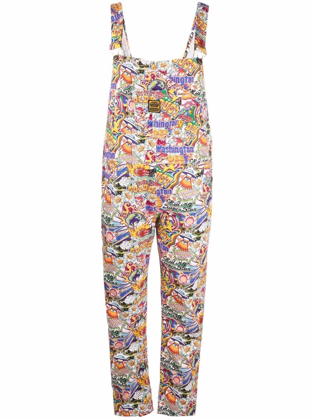 Estampa corrida gráfica, decote quadrado, fecho de encaixe, alças largas, bolso pespontado no busto, corte reto, dois bolsos fenda nas laterais e dois bolsos posteriores com patch. Fendi, Washington, Dungarees, Square Neck, Graphic Prints, Patch Pocket, Shoulder Straps, Jumpsuit Romper, Totes
