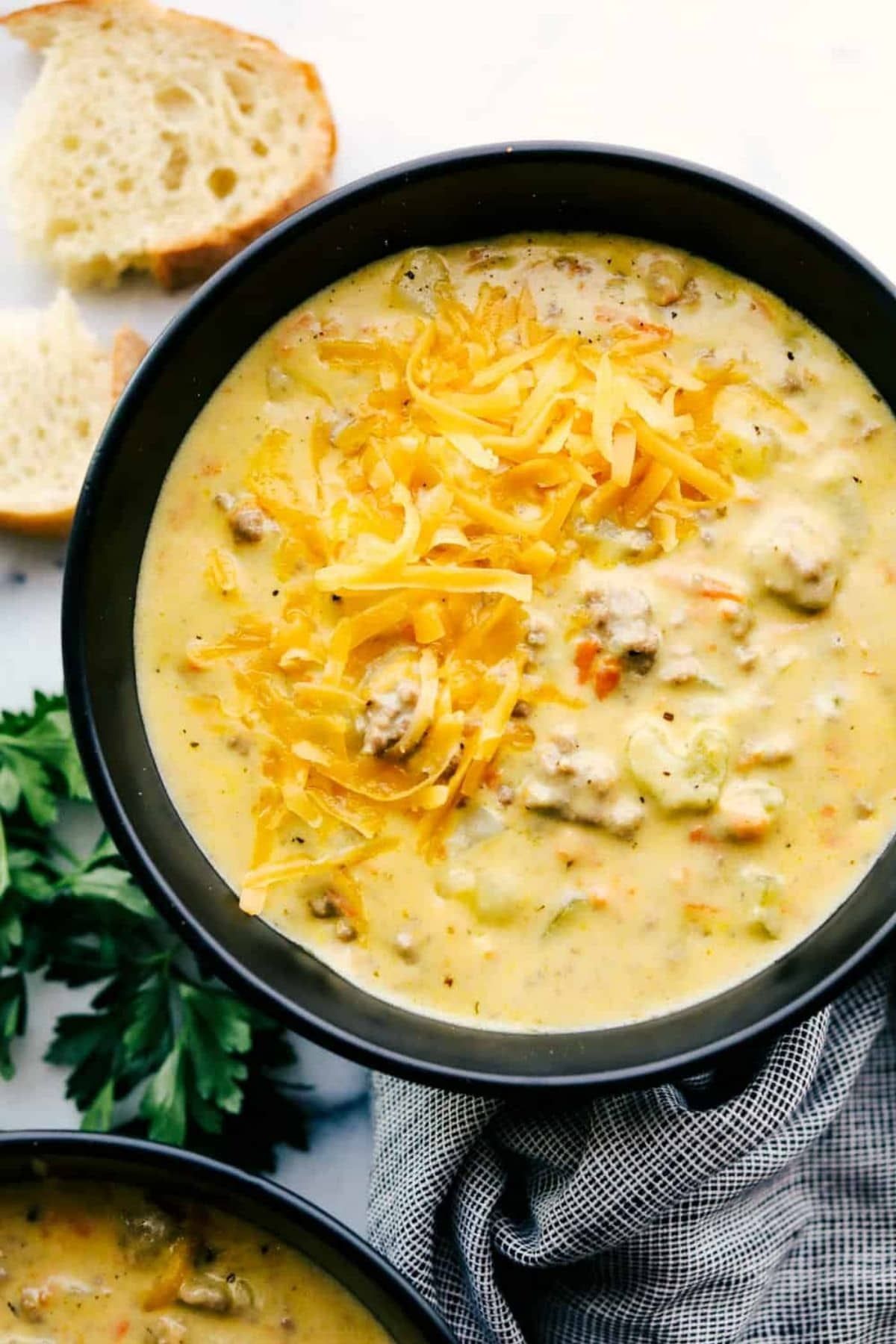 Add one or all of these delicious chili and soup recipes to your meal plan today! Soup, stews, and chili are perfect for fall and winter! You'll find chicken soup, taco soup, bisque, chowder, stew, soups, and stews! Tons of delicious ideas to add to your soup season menu! Creamy Soup Recipes, Beef Soup Recipes, Cheese Burger Soup Recipes, Crockpot Recipes, Cooking Recipes, Dinner Recipes, Good Soup Recipes, Casserole Recipes, Cheese Soup Recipe Easy