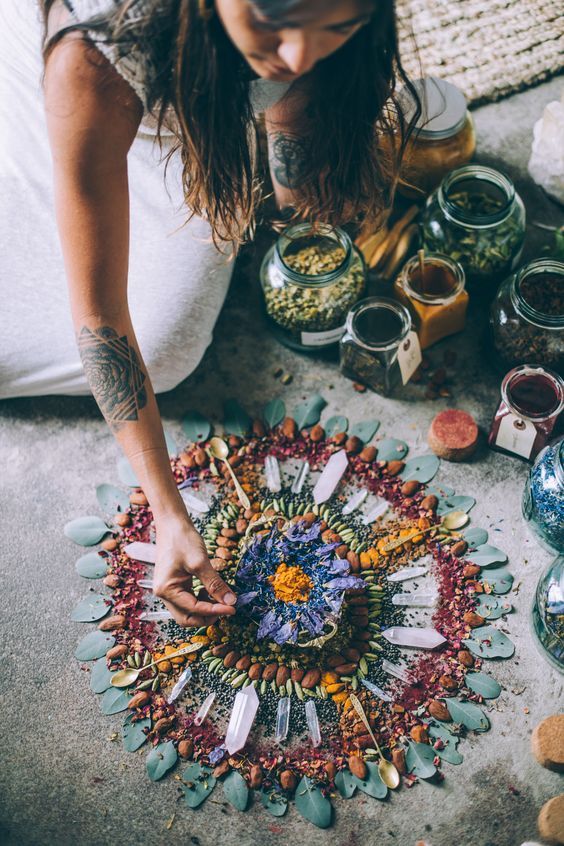 Rituales esotéricos sencillos para despedir el año y recibir uno nuevo lleno de energía positiva y buena vibra. #newyear #party #palosanto #sahumerios #salviablanca #smudgewands Sister Circle, Women's Circle, Autel Wiccan, Magick, Wicca Witchcraft, Beltane, Nature Mandala, Sacred Circle, Witchy Vibes
