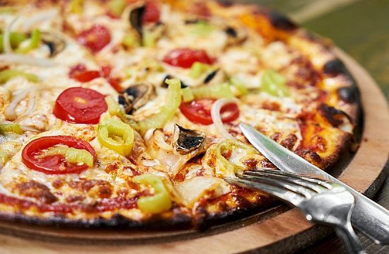 Această rețetă de pizza dietetica poate fi ideala pentru cei care trebuie să limiteze consumul de carbohidrați dar vor totuși să se bucure de preparatele clasice sau care le plac, cum este pizza. Hawaiian Pizza, Ketchup, Pret, Mozzarella, Vegetable Pizza, Sliders, Carne, Food, Essen