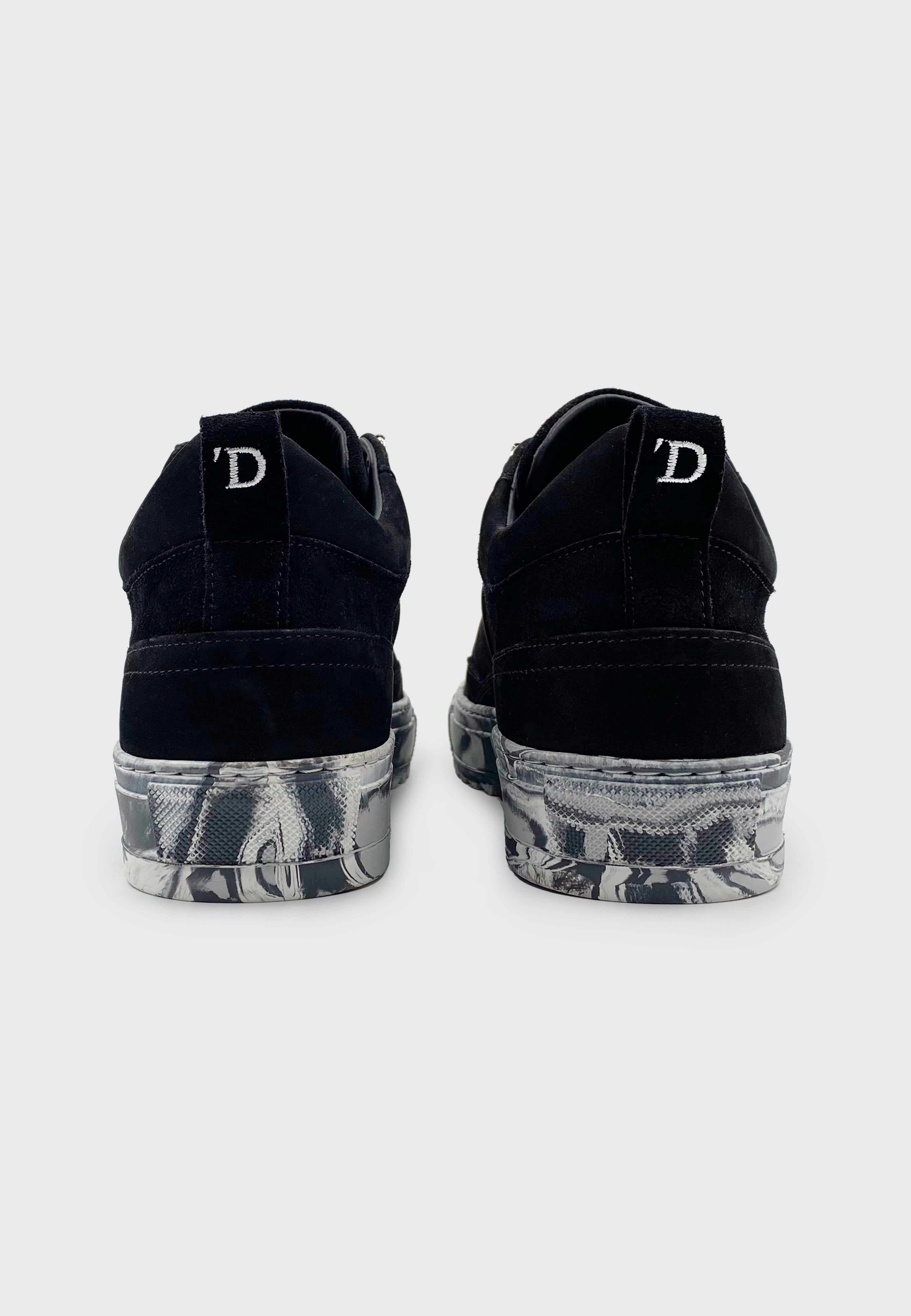 De Myth black marble is het eerste model dat tot de designercollectie behoort. De uitleg van de designer series is eenvoudig. Iets excentrieks creëren dat door iedereen gedragen kan worden. Premium materialen zijn essentieel in deze klasse.
De marmeren zool gecombineerd met de premium materialen creëert een unieke designer look.
- Premium Nubuck leer gecombineerd met zwart Suede
- Katoenen gewaxte schoenveters
- Rubberen buitenzool
- Dutch'D logo onderaan de zool
- Uitneembare binnenzool
- Vo Unique Designers, Black Marble, Leather Material, Myths, Suede Leather, Designer Shoes, Insole, Baseball Hats, En Vogue
