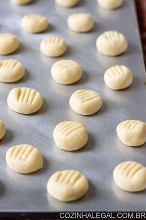 Biscoito de nata é daquelas receitas que qualquer um consegue fazer. Você não vai precisar de muitos ingredientes para preparar essas bolachinhas com gosto de céu.| COZINHALEGAL.COM.BR Easy Japanese Recipes, Japanese Food, Cookie Club, Oreo, Christmas Napkins, Brazilian Food, Bakery Recipes, Cupcakes, Food Pictures