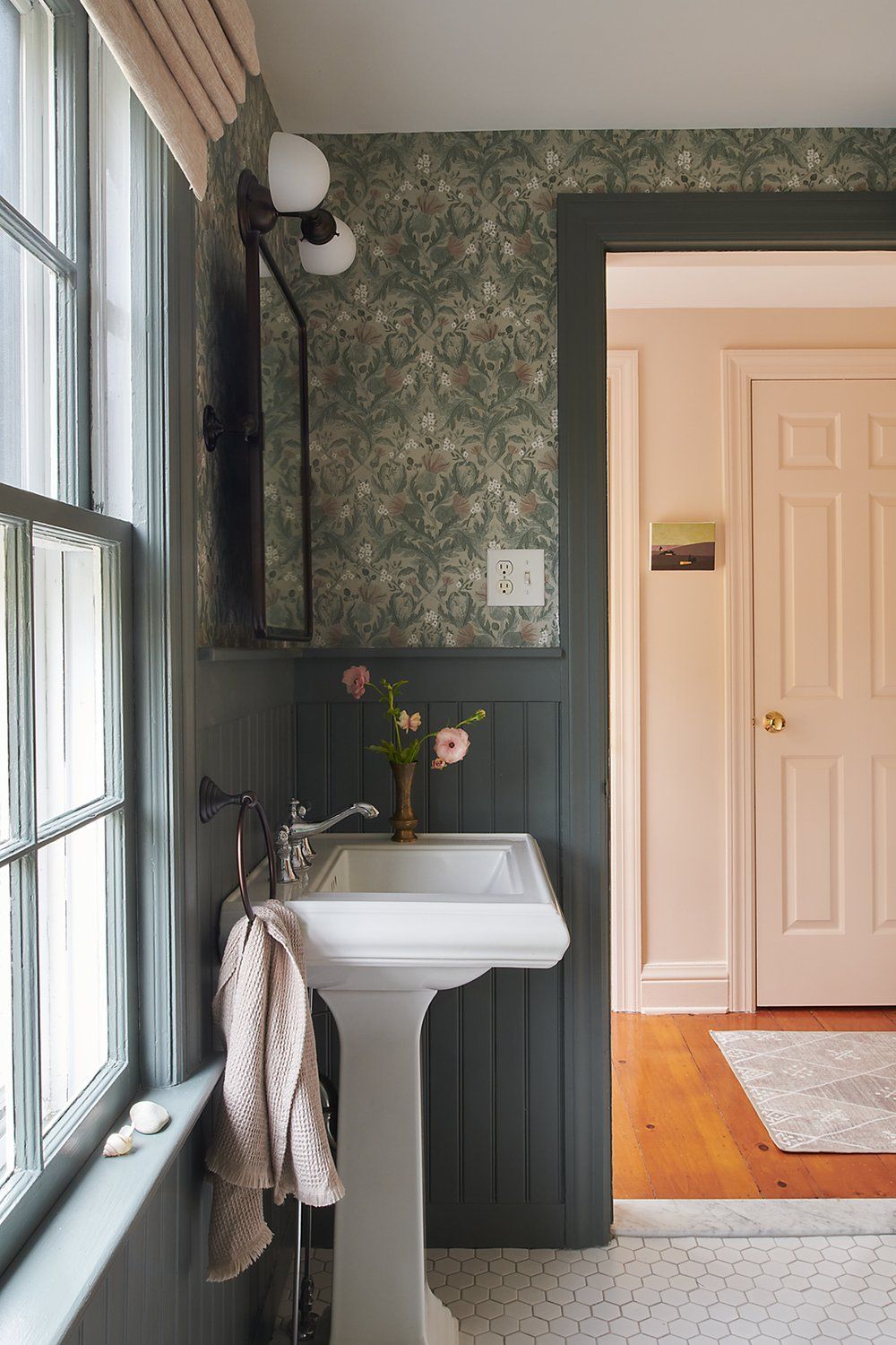 Basement Makeover, Basement Renovations, Casa Colonial, Colonial Modern Interior, Colonial Paint Colors Interior, 1910 House Interior, Colonial Style Bathroom, Craftsman House Interior, Colonial Office