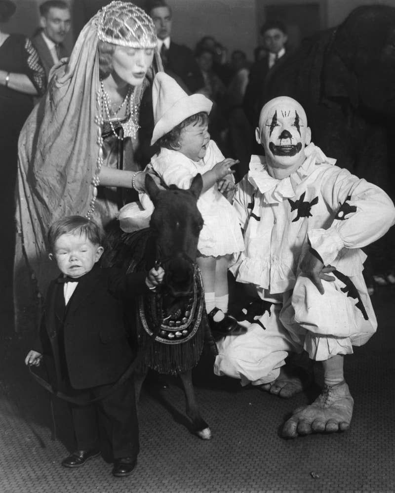 37 images d'archives troublantes qui réveilleront votre peur des clowns