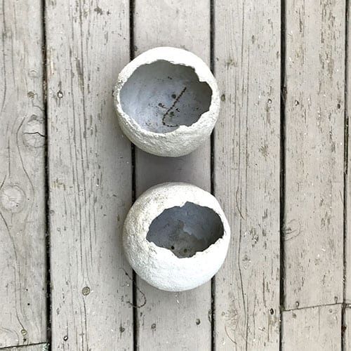 Cement Balloon Planters! How to make really cool round ball shaped planters with cement, using balloons. This is an easy detailed tutorial for making a DIY cement balloon planter. #DIYconcretePlanters #concretePlanters #cementPot #DIYconcreteDecor #concreteDecor #DIYprojects #outdoorDecor #cementCrafts #succulentPlanters #DIYoutdoorDecor #cementPot #artsyPrettyPlants Cement Flower Pots, Diy Concrete Planters, Concrete Candle Holders, Concrete Crafts, Concrete Projects, Concrete Garden, Diy Planters, Flower Planters, Diy Outdoor Decor