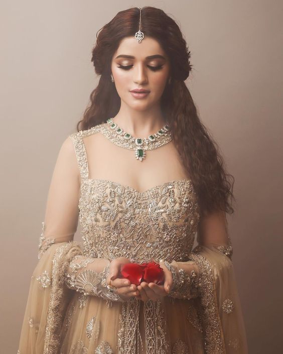 Stunning Indian brides | Indian bridal look inspiration | wedding reception bridal look | Smokey silver eyes with nude lips | Bridal glow | Diamond and emerald jewelry | Bridal makeup inspiration | Minimal makeup | Credits: Natasha salon | Every Indian bride’s Fav. Wedding E-magazine to read. Here for any marriage advice you need | www.wittyvows.com shares things no one tells brides, covers real weddings, ideas, inspirations, design trends and the right vendors, candid photographers etc. Pakistani Bride, Pakistani Wedding Dresses, Indian Bride, Indian Dresses, Bridal Outfits, Wedding Outfit, Indian Wedding Hairstyles, Indian Bridal Makeup, Bridal Lehenga
