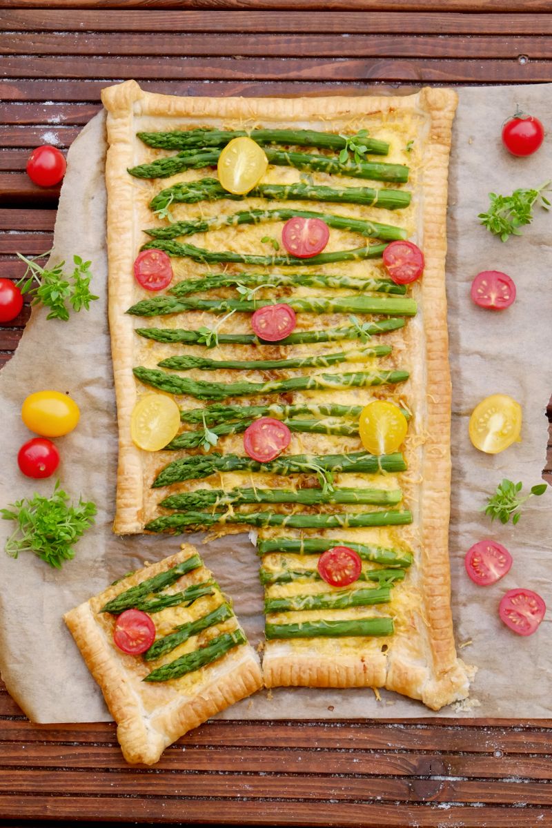 Tarta ze szparagami jest prosta, szybka i bardzo smaczna. Doskonała na zimno i ciepło. Świetna jako przystawka na wiosenne przyjęcie czy grilla. Gazpacho, Caprese, Bruschetta, Avocado Toast, Guacamole, Menu, Breakfast, Food, Pies