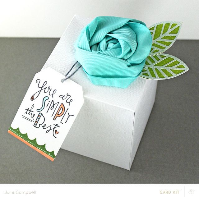 Flor de tela para decorar un regalo original Packaging - envoltura de regalos originales Flor de tela para decorar un regalo original Packaging - envoltura de regalos originales