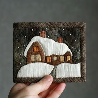 Скоро зима! Пора всячески утепляться и готовится к самым лучшим праздникам. А что может быть лучше чем то, во что вложено тепло любящего сердца и золотых рук! Надеюсь, увлеченные квилтингом и пэчворком, найдут тут множество зимних идей. А те, кто не увлечен - увлечется:) Или просто порадуется и вдохновится зимней радостью. Mini Quilts, Small Quilts, Art Quilts, Patchwork Quilts, House Quilt Block, House Quilts, Quilt Blocks, Quilting Crafts, Quilting Projects