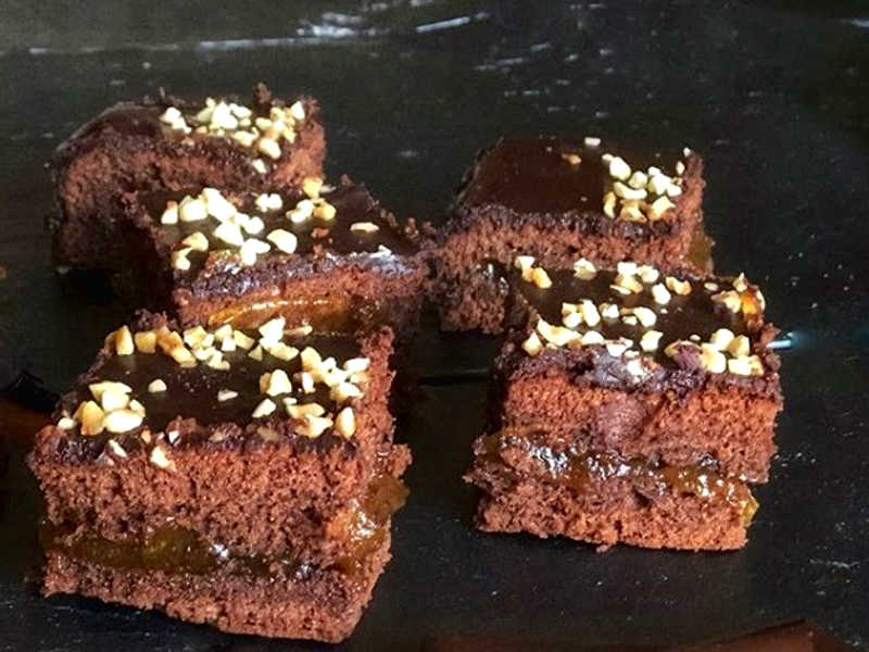 Torta al cioccolato con marmellata di arance e granella di