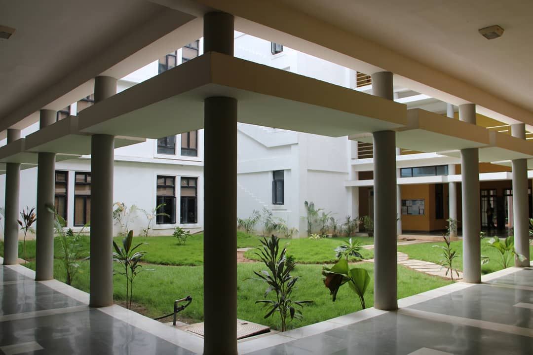 School of Engineering Design in IITM was designed along with Jeevan V. This four storied structure with courtyards permits ample cross ventilation and sunlight in each room. #IndianCourtyards#ChettinadArchitecture Exhibition Room, School Of Engineering, Courtyards, Permit, Pergola, Outdoor Structures, Windows, Building, Ramen
