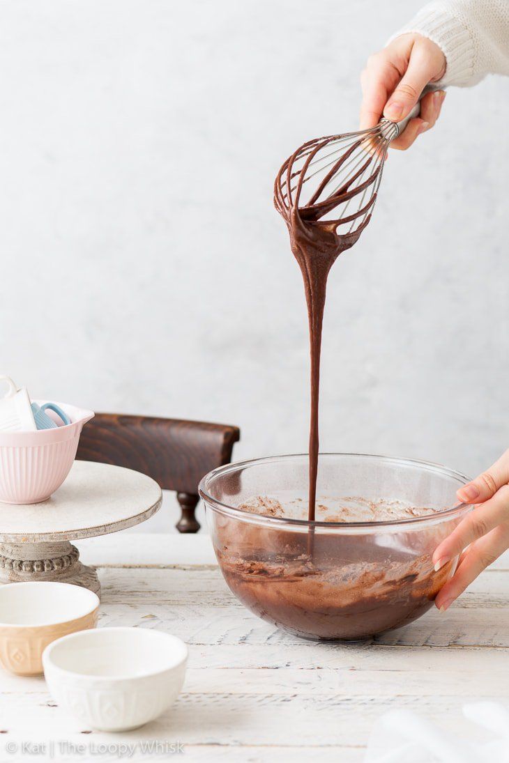 The Ultimate Gluten Free Chocolate Cake - With melt-in-the-mouth gluten free sponges that taste like hot chocolate in cake form and a fluffy rich chocolate buttercream frosting, this gluten free chocolate cake is the very definition of comfort food. Plus, it’s easy and quick to make! Chocolate dessert recipes. Easy cake recipes. Birthday cake. Gluten free cake recipes. Gluten free desserts. Gluten free recipes. #glutenfree #chocolatecake Gluten Free Cake Recipe, Gluten Free Chocolate Cake, Gluten Free Recipes For Dinner, Gluten Free Sweets, Gluten Free Cakes, Easy Gluten Free, Gluten Free Baking, Chocolate Desserts, Chocolate Buttercream