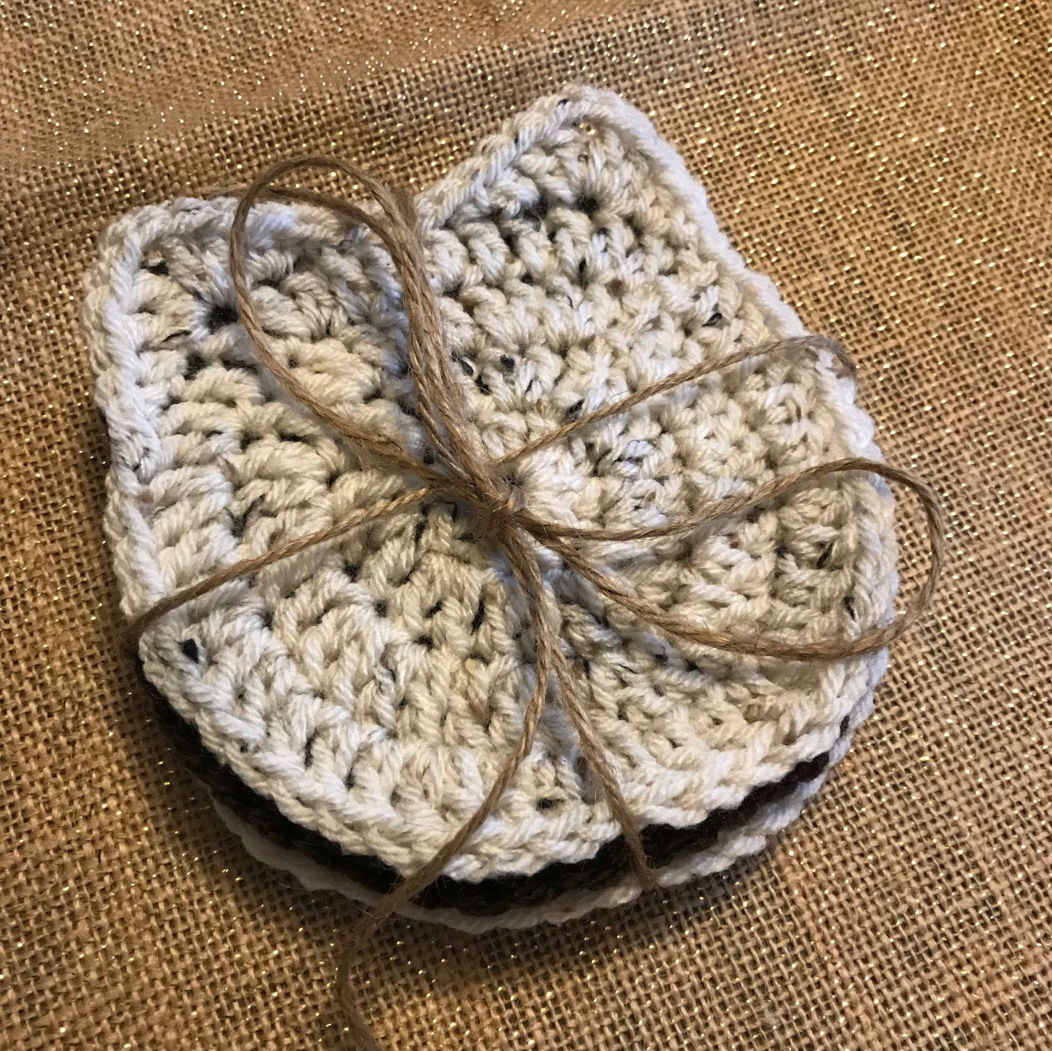Bry's Crochets: Super Easy Cat Coaster!! Crochet Diy, Chat Crochet, Crochet Mignon, Crochet Simple, Crochet Home, Crochet Gifts, Learn To Crochet, Crochet Summer, Thread Crochet