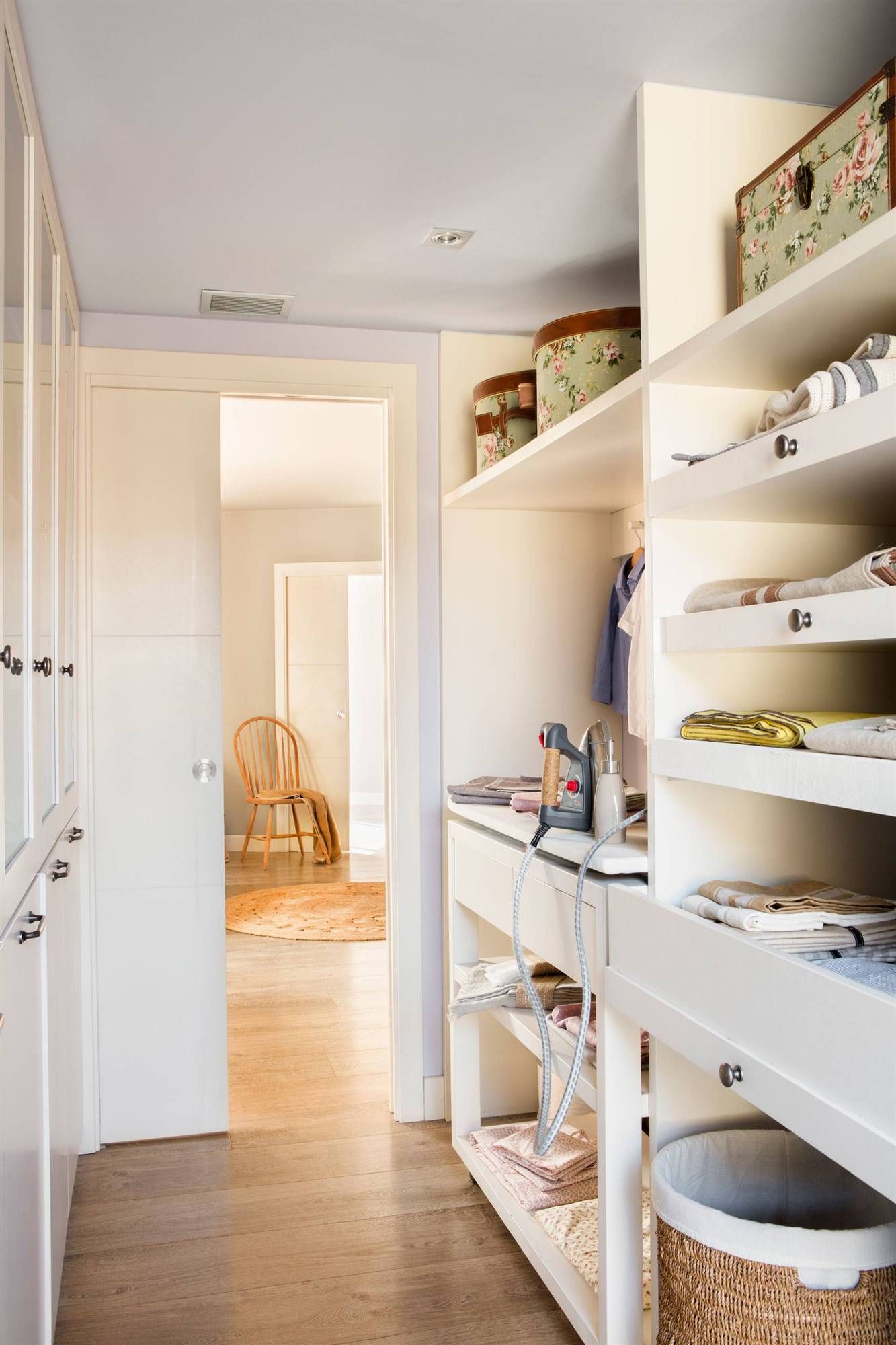 00456715 O. vestidor con baldas y mueble para plancha 00456715 O House Laundry Room, Laundry Room Layouts, Laundry Room Design, Laundry Room Decor, Konmari, Interior Inspo, Interior Design, Sewing Spaces, Ideal Home