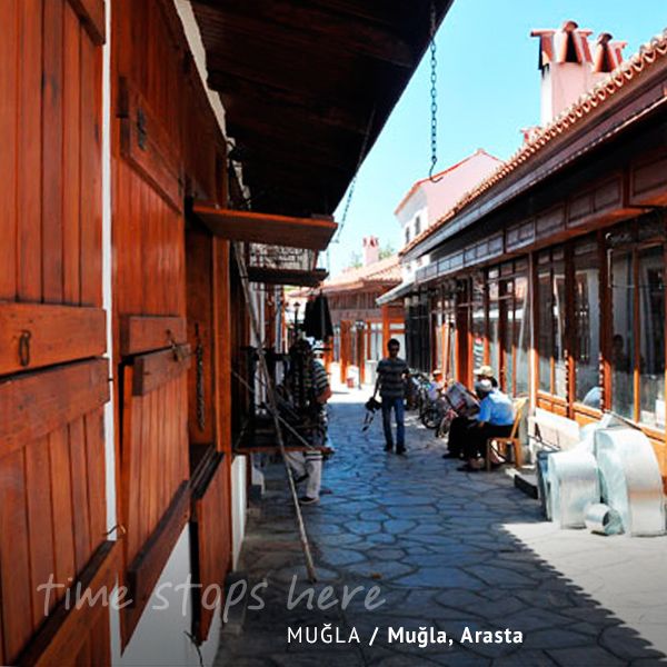 Arasta Semercisi Ayakkabicisi Berberi Nalbur Dukkanlari Esnaf Lokantalari Ve Meydandaki Sadirvaniyla Bambaska Bir Carsi Http Carsilar Berber Hardware