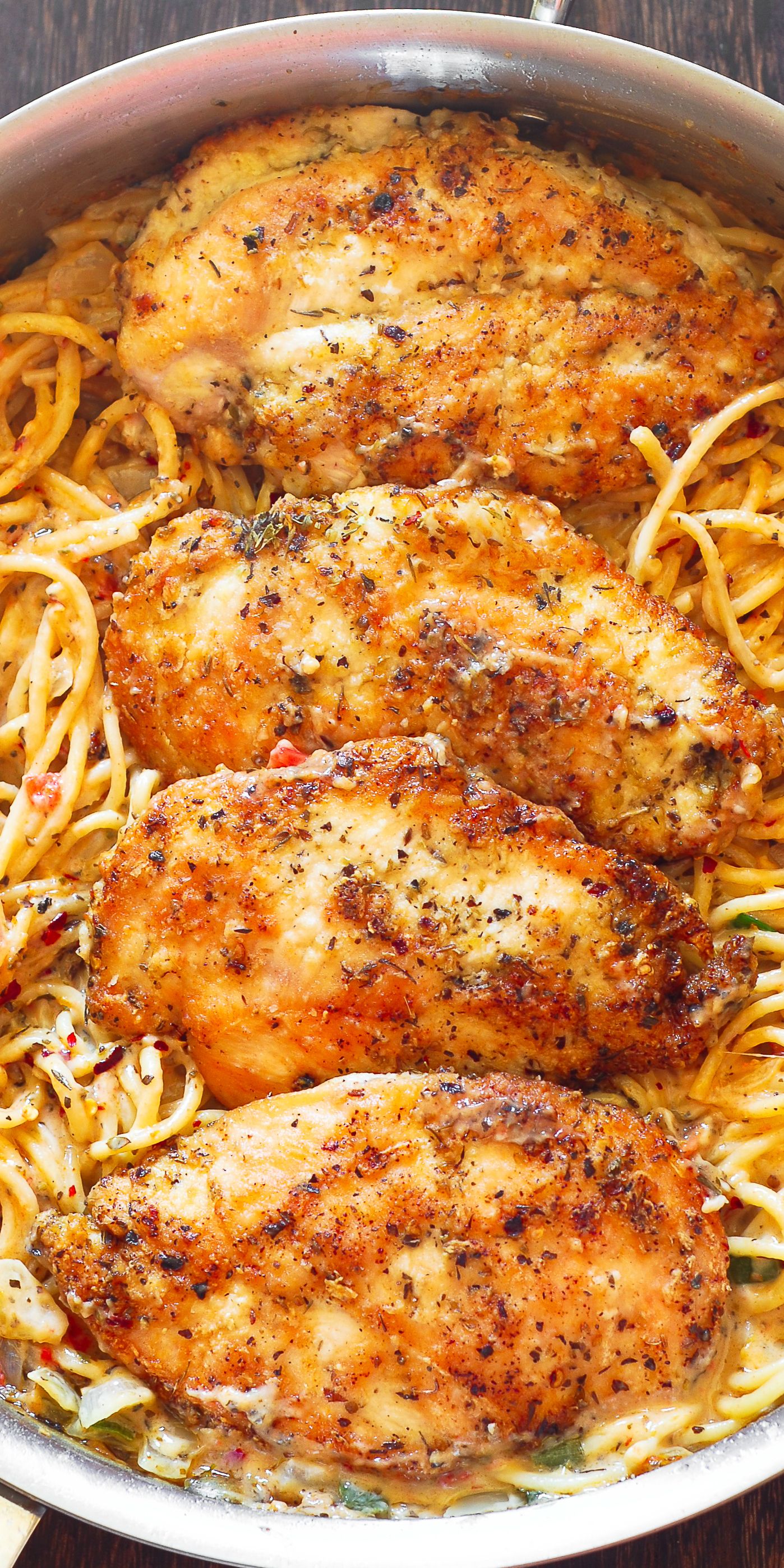 Chicken Pasta in Creamy White Wine Parmesan Cheese Chicken Pasta in Creamy White Wine Parmesan Cheese