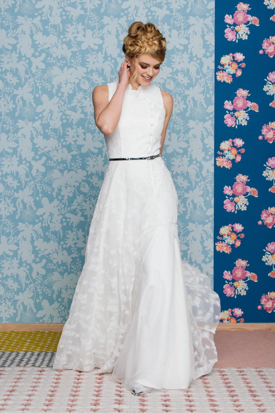 Brautkleid mit Stehkragen im Asiastyle – asymmetrisch & besonders