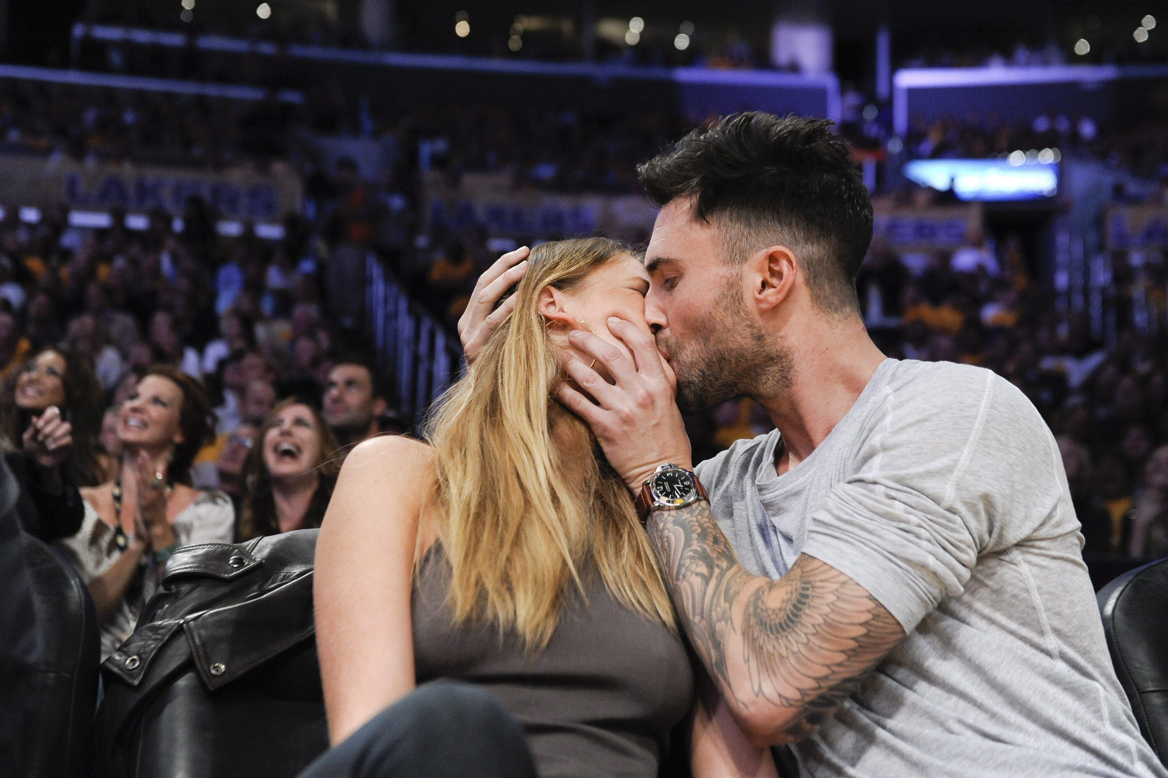 Adam Levine And Anne V Passionate Courtside Kiss Adam Levine