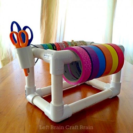 15+ Ingeniosas Ideas para Hacer Manualidades con Tubos de PVC Pvc Pipe Crafts, Pvc Pipe Projects, Lathe Projects, Yarn Projects, Craft Room Storage, Craft Organization, Storage Ideas, Tape Storage, Ribbon Storage