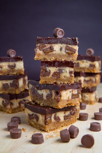 Rolo Cheesecake Bars Rolo Cheesecake, Cheesecake Bar Recipes, Bars Recipes, Dessert Recipes, Decadent Desserts, Just Desserts, Delicious Desserts, Yummy Food, Dessert Bars