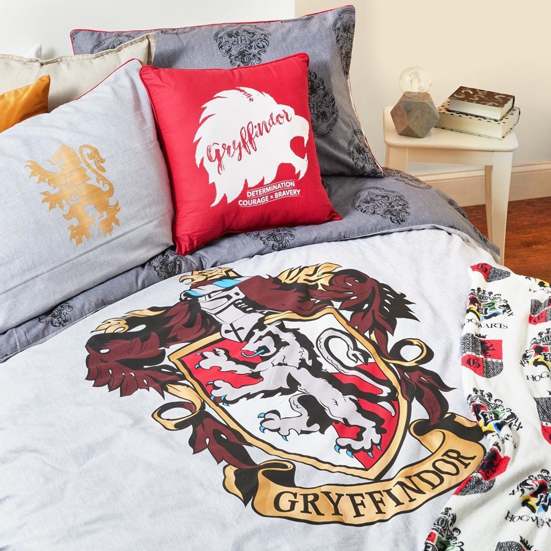 harry potter lakan Celebrate The Day That Students Return To Hogwarts With Our Magical Selection Of #Harrypotter Homeware ⚡Which Hou… | Harry Potter Bedding, Bed, Bedding Collections