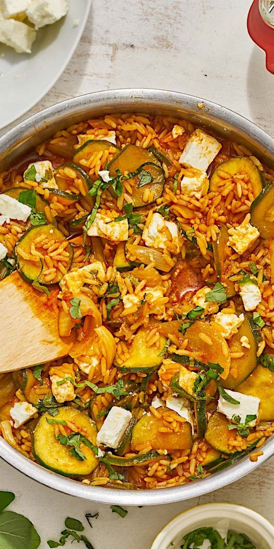 Du bist auf der Suche nach einem schnellen Pfannengericht, für das du nur wenige Zutaten brauchst? Unsere Zucchini-Pfanne