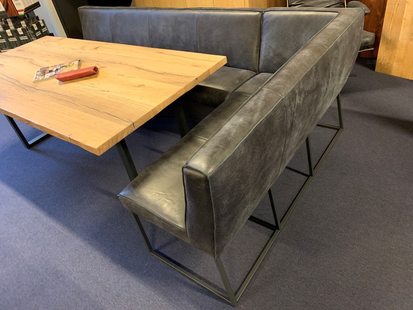 Wil jij eens wat anders dan zes stoelen aan jouw eetkamer tafel? Ga dan voor onze hoekbank! Deze bank bestaat uit soepel en open leder en rust op een mat zwart frame. Verder is deze bank opgebouwd met een heerlijke vulling en is deze prachtig afgewerkt. Kortom comfort en looks! Bekijk meer van deze hoekbank! #hoekbank #eetkamerbank #lerenbank #eetkamer #wooninspiratie Dining Bench, Table, Furniture, Home Decor, Lush, Decoration Home, Table Bench, Room Decor, Tables