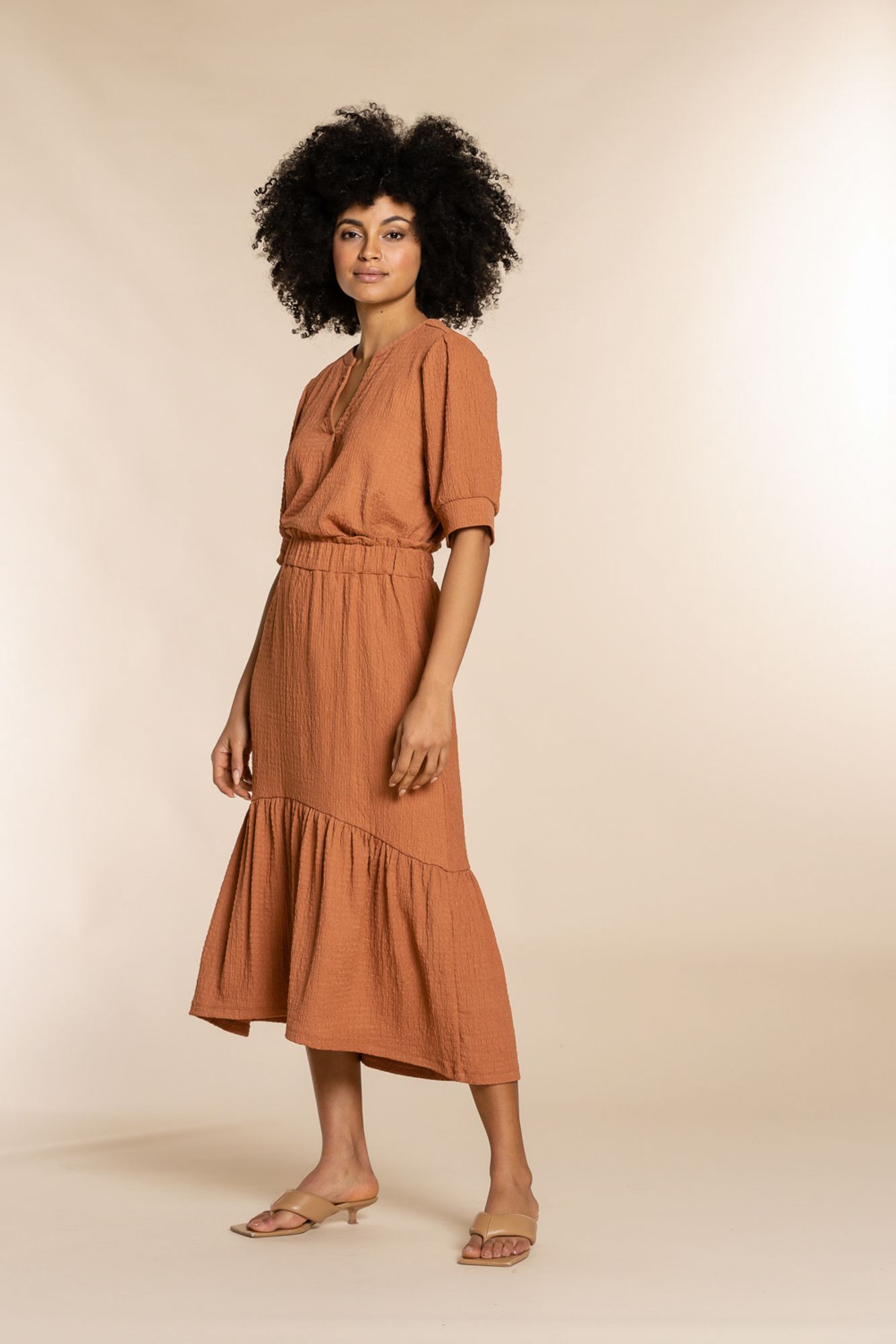 Midi stroken rok met brede gesmockte elastieken tailleband met een ruffle aan de bovenkant. De rok heeft een waffle crinkle structuur en combineer je goed met een eenvoudig t-shirt of top of met de bijpassende top voor het jurkeffect. Lengte: 78cm (vanaf tailleband) bij maat S/36.
Lengte model: 174cm en draagt maat S/36. Geisha, Crinkles, T Shirts, Lycra, 20th, Shirt Dress, Vintage, Dresses, Tops