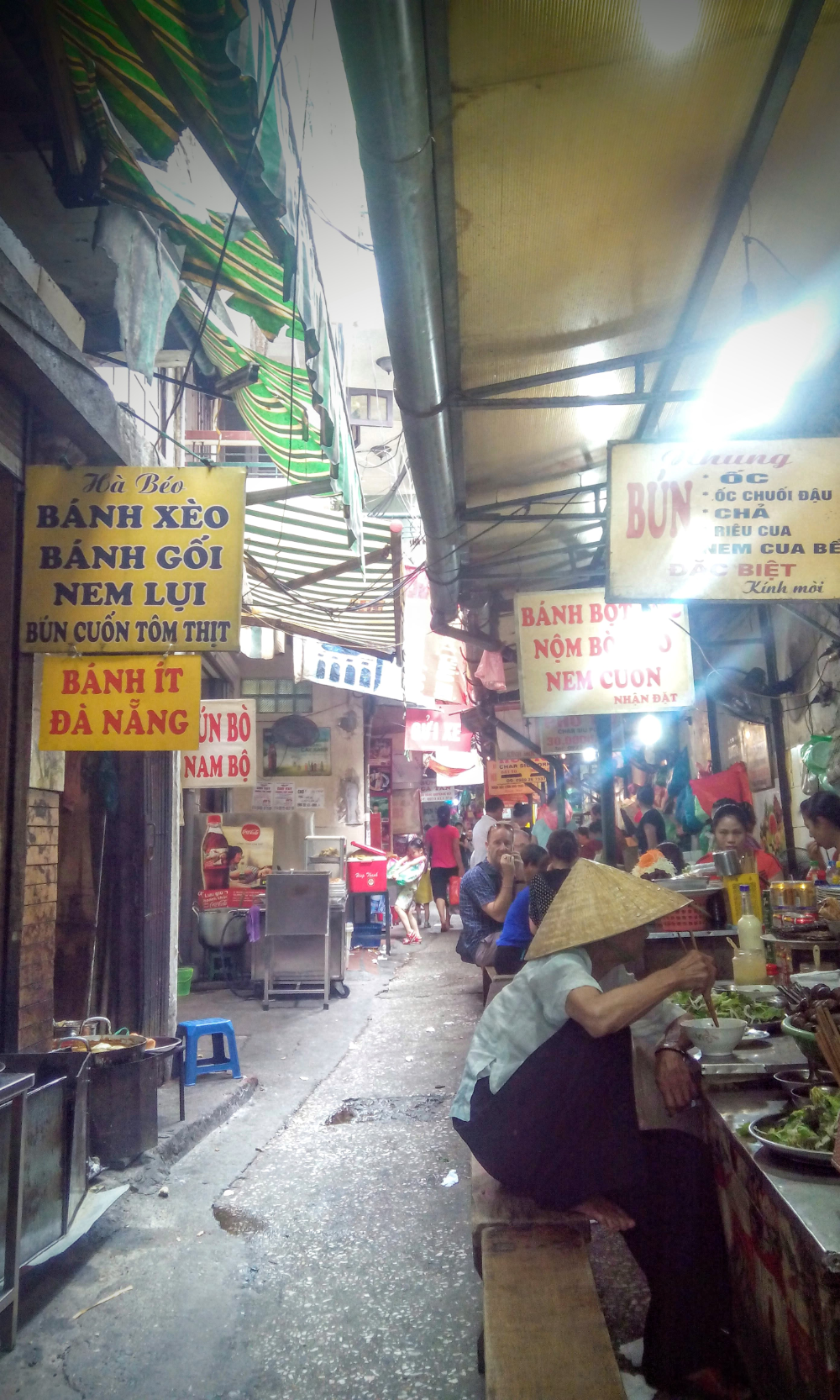 All my favourite #streetfood places in #Hanoi, all on a list for you to #DIY your tour. #travel #travelblog #traveltips Pho Place, Banh Bo, Bo Bun, Wonton Noodles, Chicken Pho, Bun Cha, Pho Bowl, Vietnamese Restaurant, Beef Salad