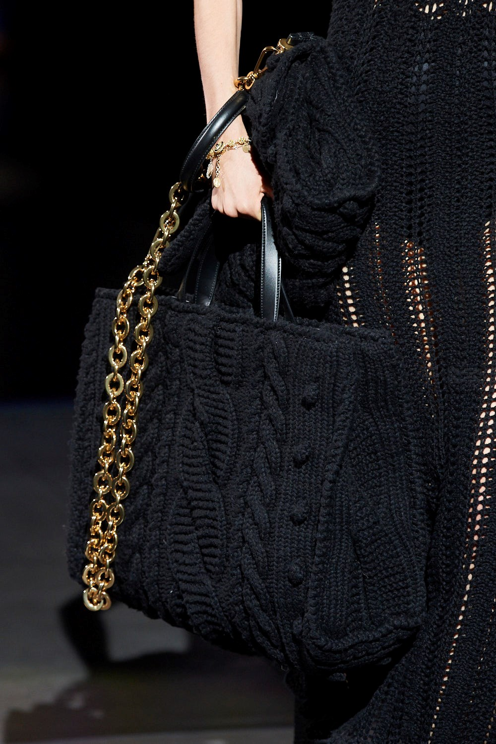 Dolce & Gabbana Fall 2020 Fashion Show Details | The Impression | Borsette alla moda, Borse alla moda, Borsa a maglia fai da te