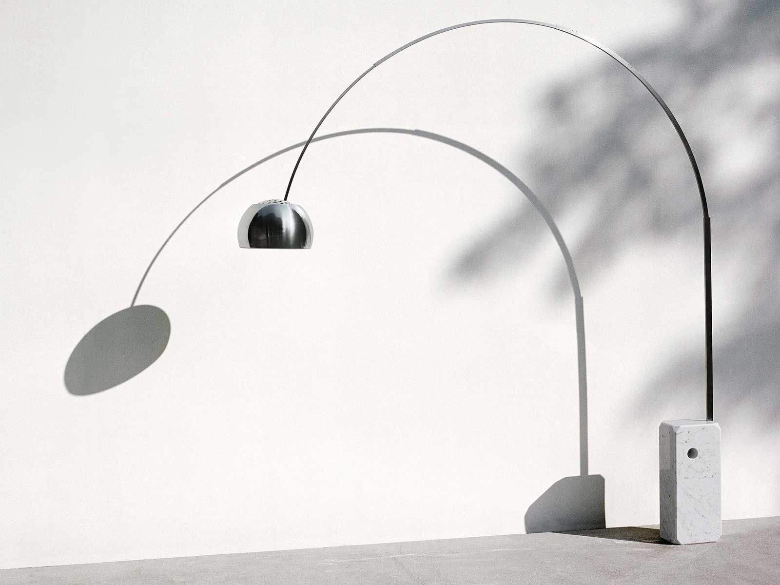 Arco by Flos is a floor lamp created in 1962 by Achille and Pier Giacomo Castiglioni. Made out of a marble base and the iconic touch of Italian Design. Diffuser chrome swivel, a steel modal arch and a base in marble from Carrara . Flos produces it successfully since 1962 when the hand of Achille and Pier Giacomo Castiglioni have thought one of the most famous made in Italy design icon. Among its strengths definitely the rigor of the lines and the careful use of materials. Posi Flos Arco Floor Lamp, Arco Lamps, Elegant Floor Lamps, Metal Arch, Street Lamp, Suspension Lamp, Pendant Lighting, Lighting Fixtures, A Table