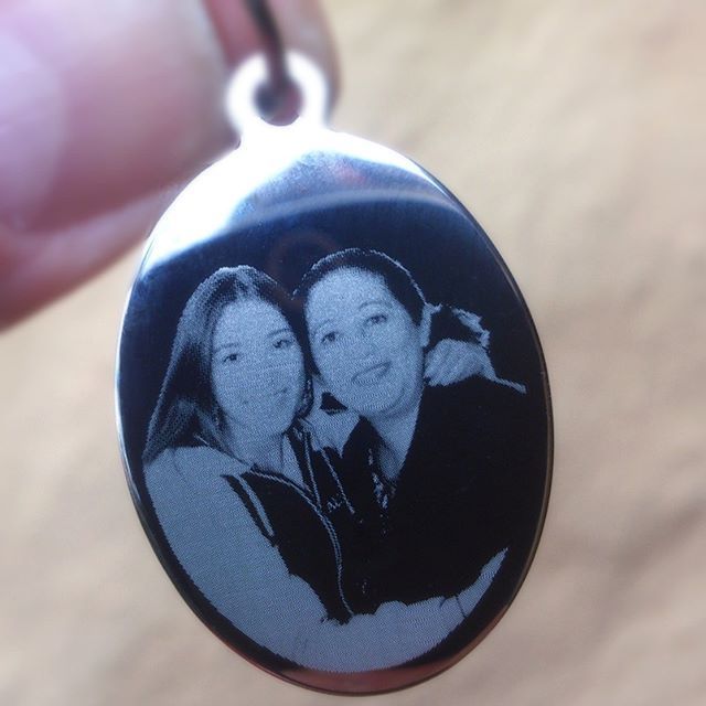 Joya Fotogradaba con sus seres queridos. http://Mgrabados.com Tienda Online -Pagos por PayU -Giros de Efecty -Transferencia Electrónica Envíos Nacionales WhatsApp 3005697616 #Joya #Foto #Lujo #Bogota #HechoEnColombia #Regalo #Plateado #Detalle #Ovalado #Colombia #Dije #Joyas #Madres #Hijos #Hija Pocket Watch, Instagram, Accessories, Fashion, Mothers, Daughter, Gift, Colombia, Jewels