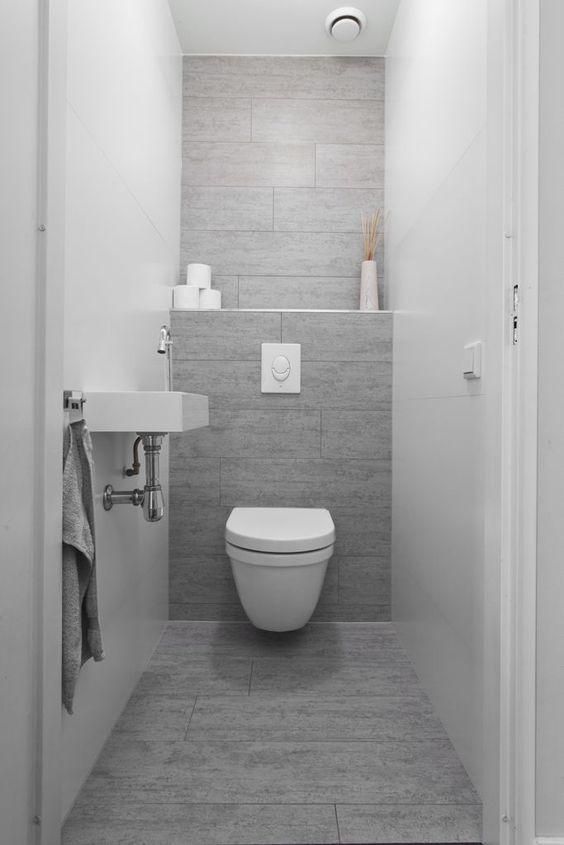 Lichtgrijze tegels laten het toilet groter lijken ...