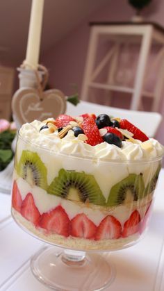 English Trifle Postre De Capas Con Fruta Bizcocho Y Crema Postres Con Frutas Trifle Torta De Frutas
