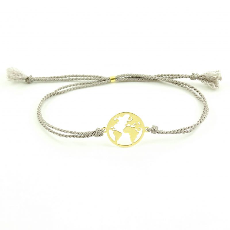 Armbandje met wereldkaart goud. Geknoopt armbandje met prachtig, gold plated sterling silver bedeltje in de vorm van de wereldkaart. De wereldbol heeft een diameter van 15 mm.
Het armbandje is gemaakt van 100% zijde koord, en afgewerkt met kwastjes aan de uiteinden. Door middel van het goud plated sterling silver schuifkraaltje is het armbandje eenvoudig aan en uit te doen en passend voor (bijna) iedere pols.
Mix & match! Combineer het armbandje met wereldkaart goud samen met andere armbandjes Gold Bracelet, Bracelets, Mix Match, Jewelry, Products, Seeds, Jewlery, Jewerly, Schmuck