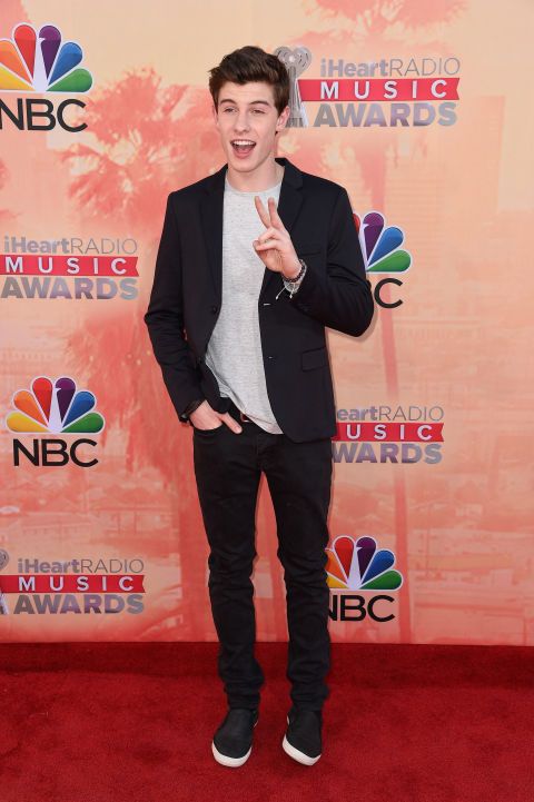 Shawn Mendes. See what Taylor Swift, Iggy Azalea, and more wore at the iHeartRadio Music Awards. (Cutouts! Zebra print!) Cameron Dallas, Celebrity Crush, Celebrity Style, Celebrity Dads, Bae, Shawn Mendas, Kids In Love, Chon Mendes, Mendes Army