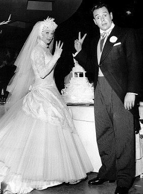 Desi Arnaz Wedding To Lucille Ball 1940 Bolos De Casamento Desi Arnaz Wedding To Lucille Ball November 1940 Never Would Have Pictured Her In Such A Dress And Headpiece I Kinda Like It