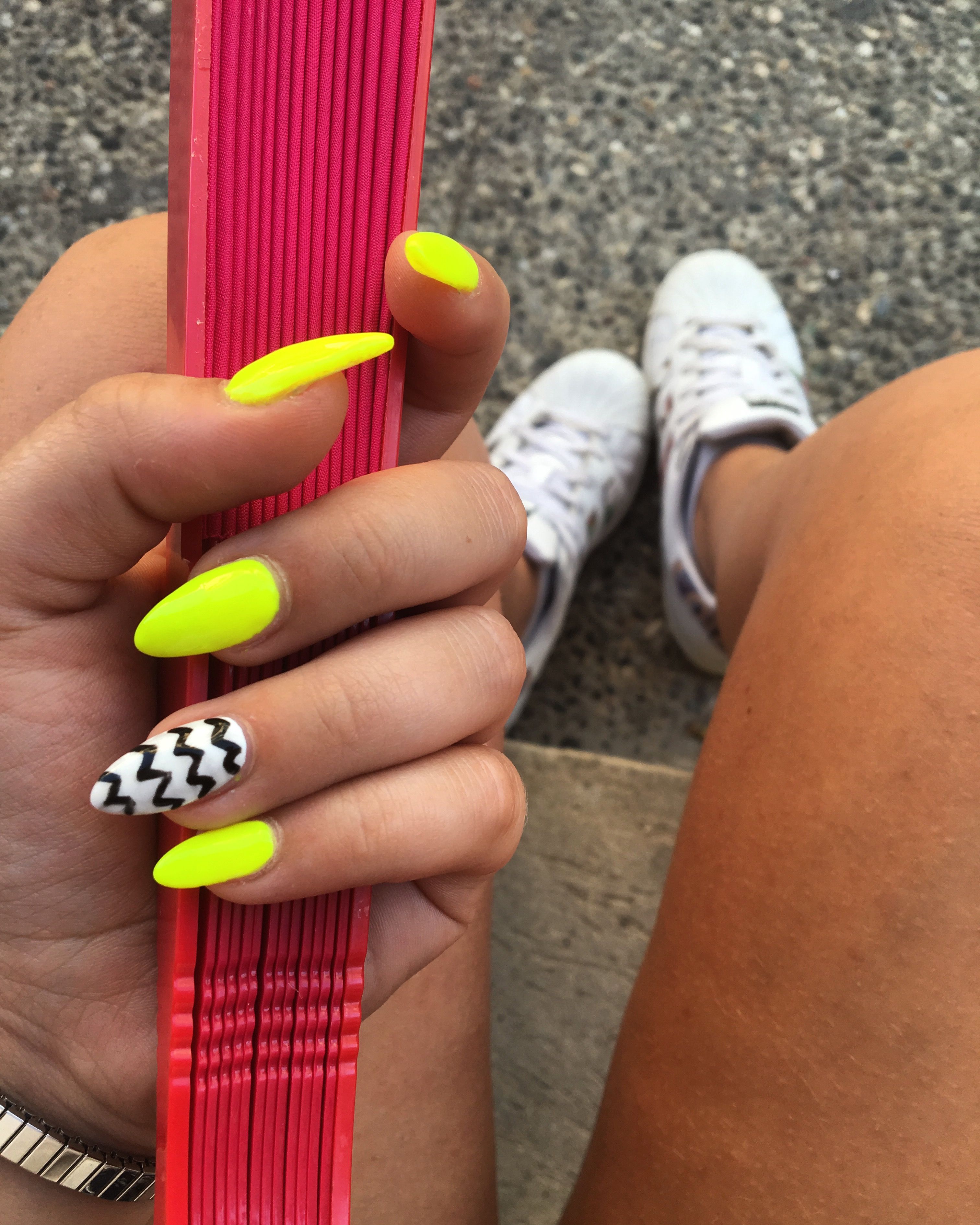 Fluo yellow Ongles En Gel Jaune Fluo, Ongle En Gel Été, Ongles Jaunes,