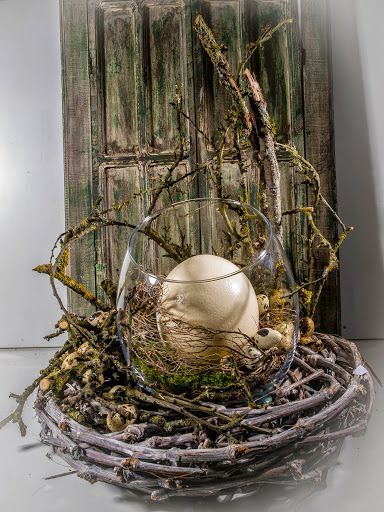 Mancher Eiertanz zuckt hoch! :-) # # Osterdeko Straussenei Nest # # # Rebenring Raumschmuck # EBK-Blumenmönche Floristik Blumenhaus - Google+: Hoppy Easter, Easter Eggs, Spring Floral, Spring Flowers, Decoration Restaurant, Easter Images, Spring Equinox, Decoration Inspiration, Deco Floral