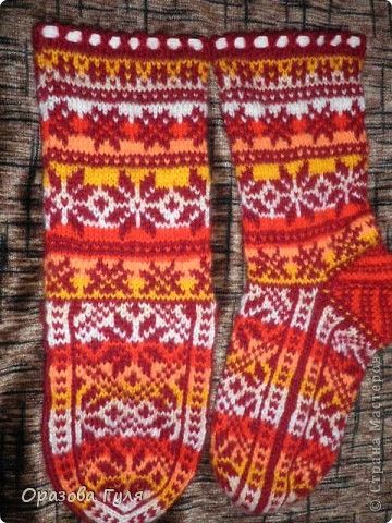 Вяжем джурабы (туркменские мотивы) Fair Isle Knitting, Knitting Socks, Knit Socks, Baby Booties, Bunt, Kilim Rugs, Friendship Bracelets, Knitted, Embroidered