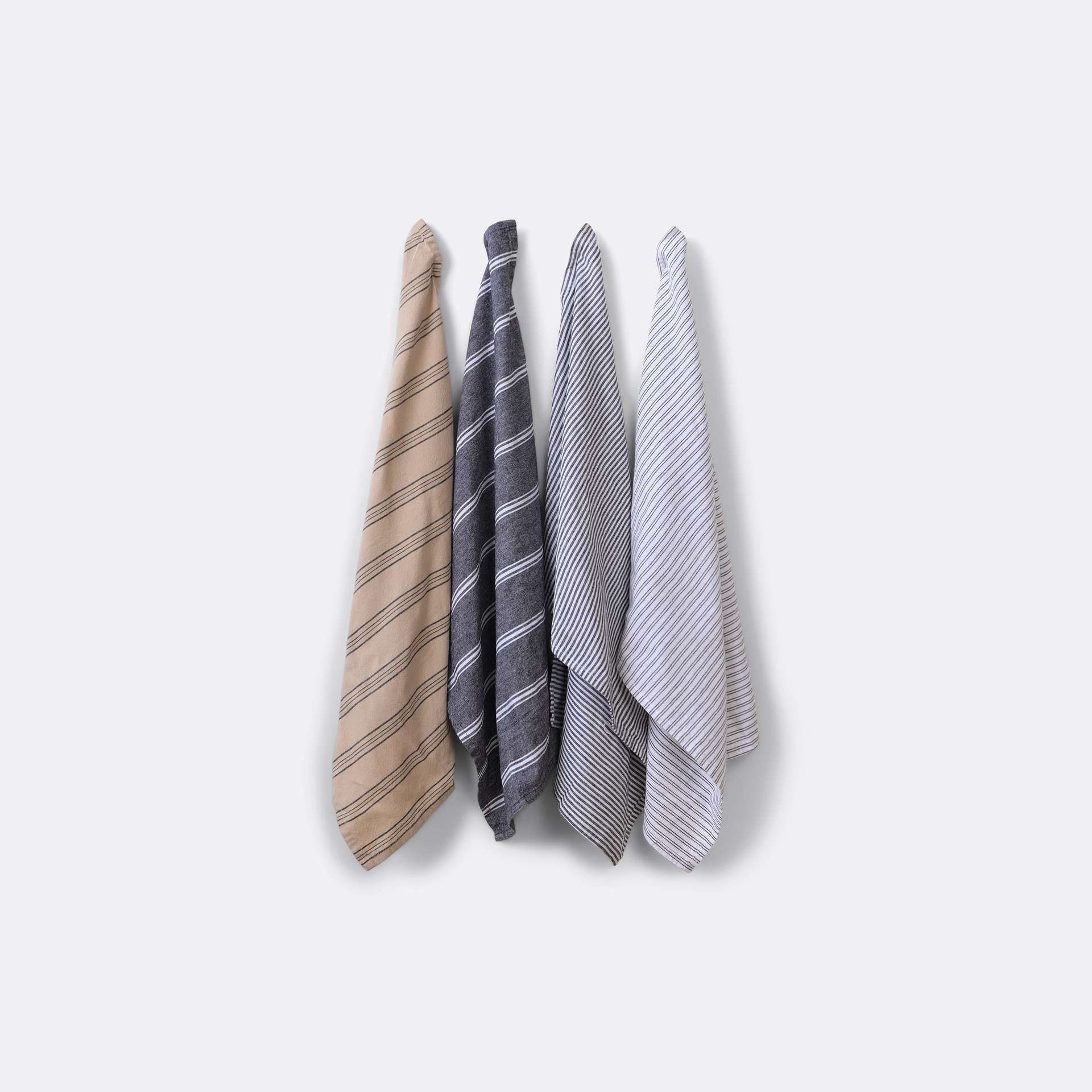 Theedoek Mix naturel - set van 4 is van ons eigen merk Loods 5 Goods. Deze theedoeken zijn van 100% biologisch katoen gemaakt en hebben een gemixt design van fijne streepjes tot wat grovere strepen. Ook hebben ze een lusje aan één van de korte zijden. De theedoeken nemen goed vocht op en zorgen voor een droge vaat en een nette keuken! Tie Clip, Products, Tie Pin, Gadget