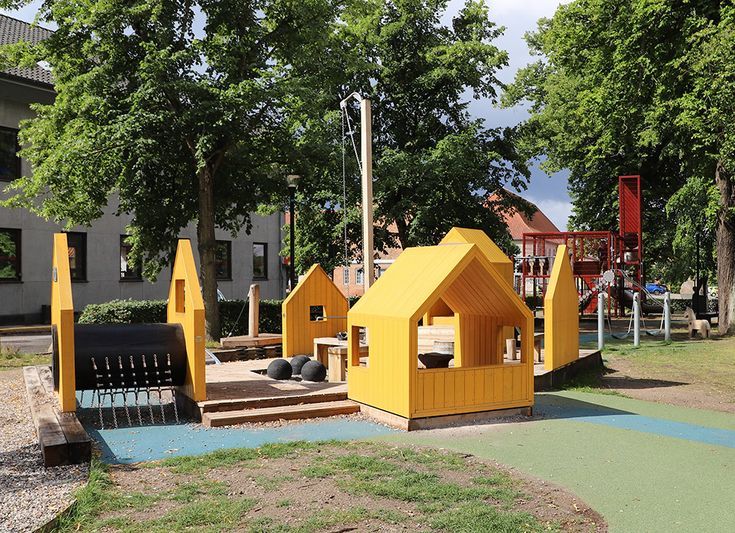 Legepladsen i Frederiksværk har Elvedal designet med inspiration fra byens lokalhistorie og industrihistorie. Her kan børnene lege, at de støber kanonkugler, besøge byens værksteder eller tage en klatretur i det store klatreanlæg 'Værket'. Legepladsen formidler Frederiksværks historie i børnehøjde. Park Slide, Cabin, Structures, House Styles, Inspiration, Home Decor, Design, Lily, Nature
