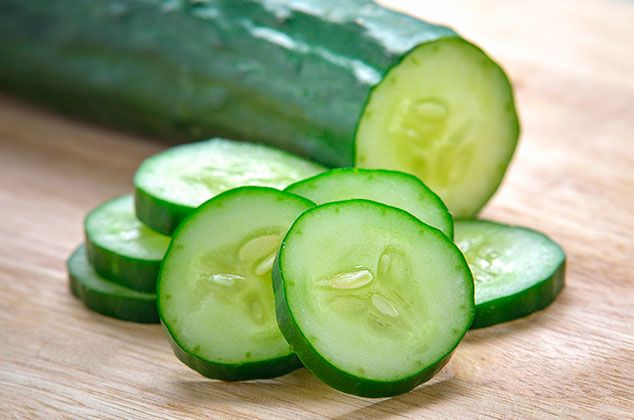 Estos son los sorprendentes beneficios del pepino, no creerás todo en lo que este fruto te puede ayudar. ¡Inclúyelo en tu dieta diaria! Cucumber For Skin, Cucumber Canning, Cucumber Seeds, Foot Remedies, Home Remedies For Skin, Natural Remedies, How To Store Cucumbers, Formation Massage, Home Remedies
